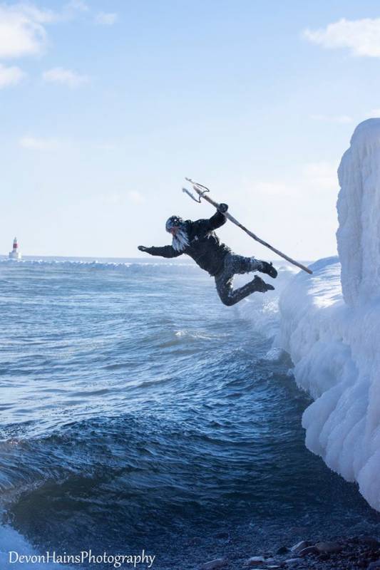 Двое американских сёрферов отправились ловить волну в -34°C