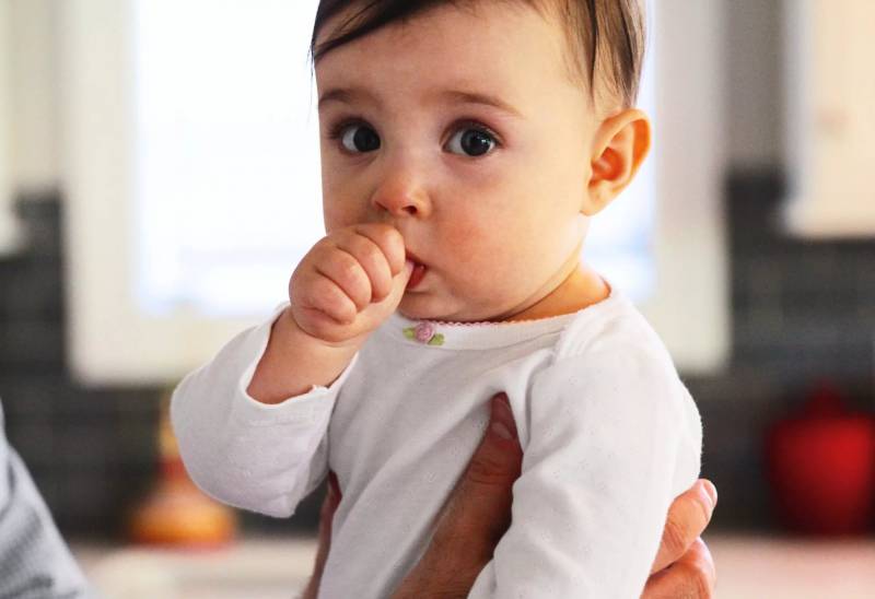 «Говорящий» язык жестов малыша: как родителям понять его