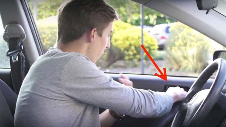 Почему нужно открывать двери автомобиля только правой рукой?