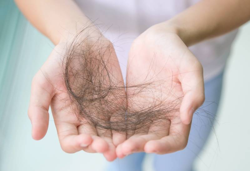 Выпадают волосы? Массаж для стимуляции их роста может помочь решить проблему