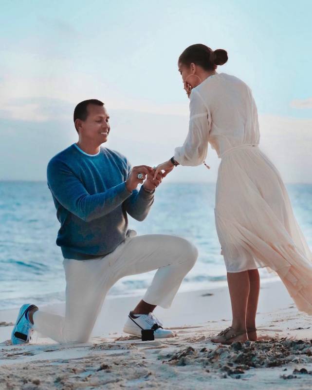 Дженнифер Лопес показала фото со своей помолвки на берегу океана