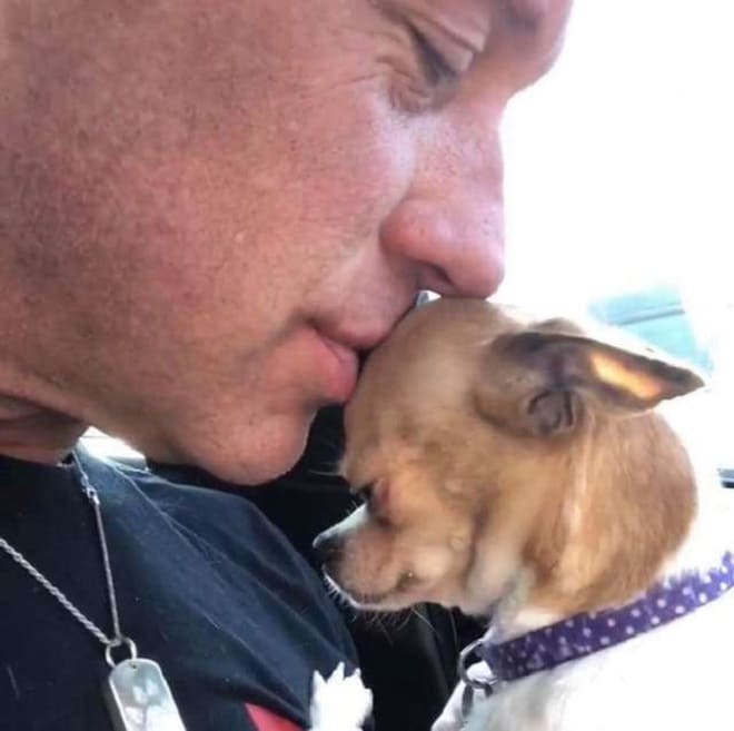Спортсмен впал в депрессию, но встреча с крохотной собакой помогла ему найти смысл жизни