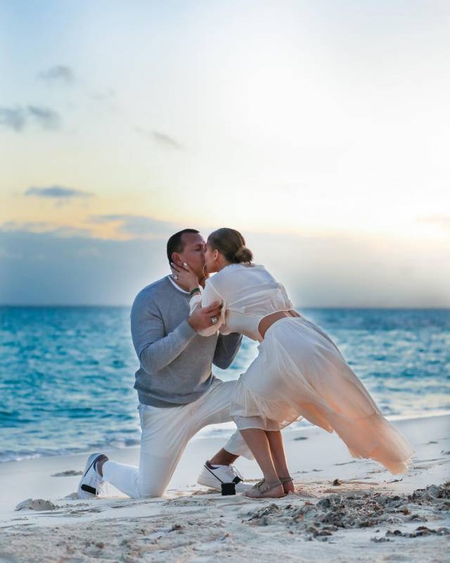 Дженнифер Лопес показала фото со своей помолвки на берегу океана