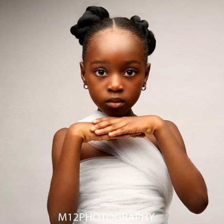 5-летняя девочка стала самой красивой моделью в Нигерии. Ее снимки восхищают.