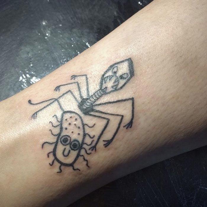Художница не умеет рисовать и делает ужасные татуировки, но у неё очередь из клиентов