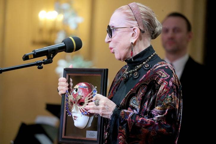 Поклонники были поражены исхудавшей внешностью Инны Чуриковой, на церемонии вручения премии «Золотая маска»