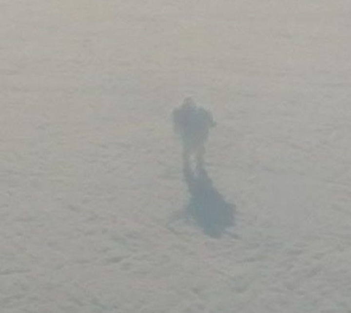 Пассажиры самолета сфотографировали человека, идущего по облакам!