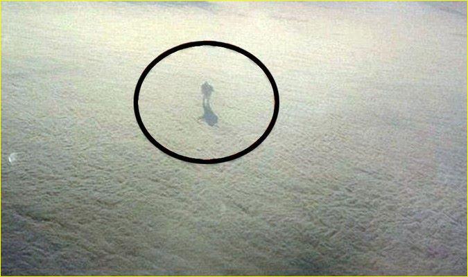 Пассажиры самолета сфотографировали человека, идущего по облакам!