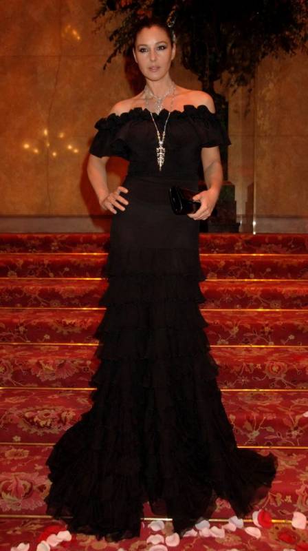 Магия чёрного: Моника Беллуччи и её потрясающая коллекция чёрных платьев