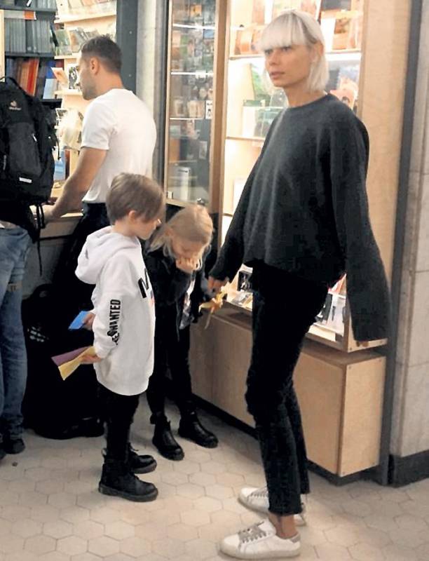 Позабыв о Жанне Фриске, шоумен Дмитрий Шепелев появился на публике с новой пассией и двумя детьми