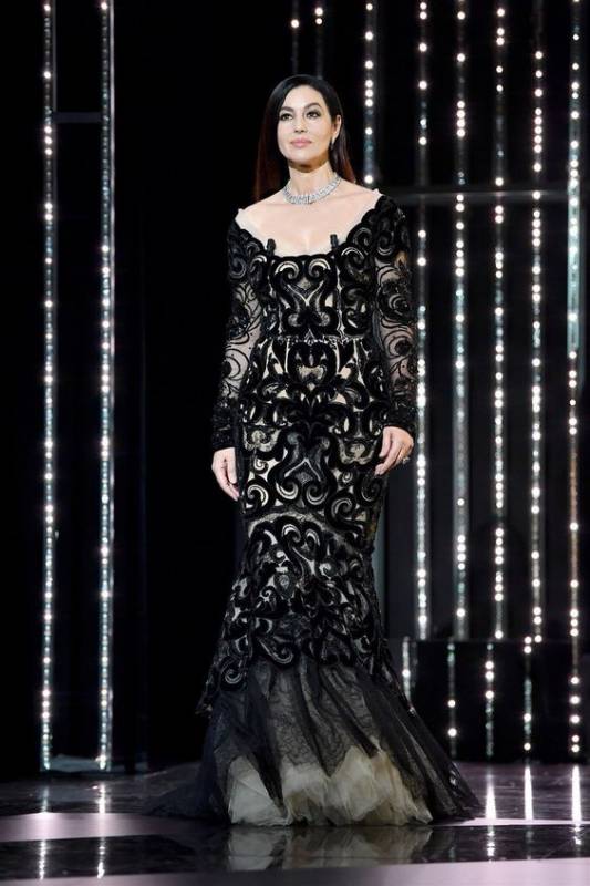 Магия чёрного: Моника Беллуччи и её потрясающая коллекция чёрных платьев