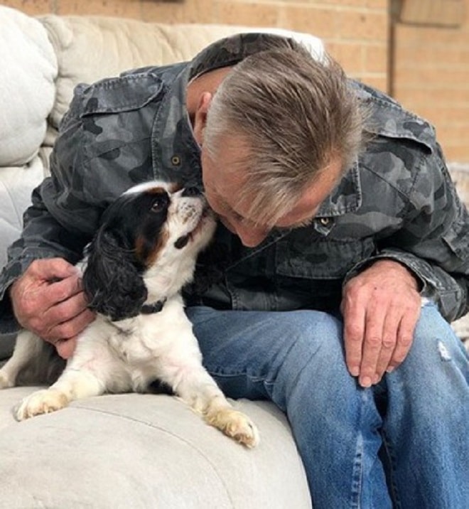 Бывший бездомный помог больному псу снова встать на лапы