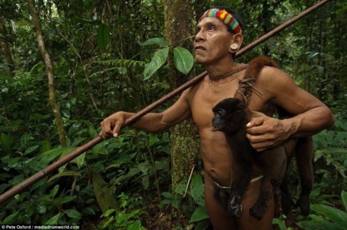 Обнаружено амазонское племя, которое до сих пор живет в каменном веке!