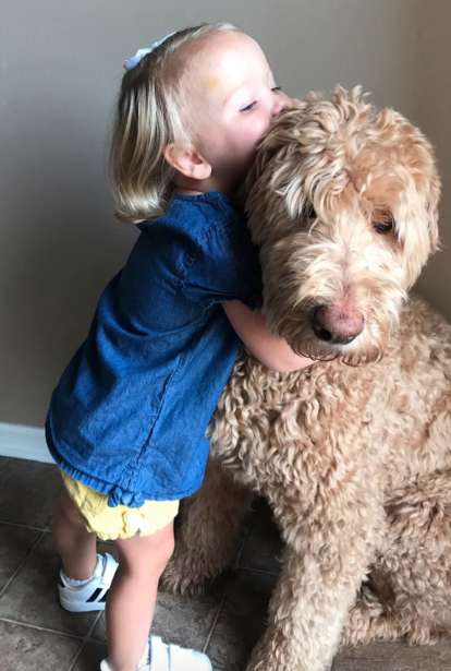 Преданный пес обожает трехлетнюю девочку. Ради нее он готов даже потанцевать