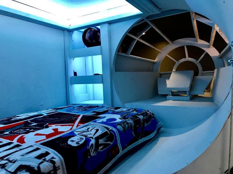 Малыш отказывался засыпать в своей кровати. И тогда родители построили в детской настоящий космический корабль!