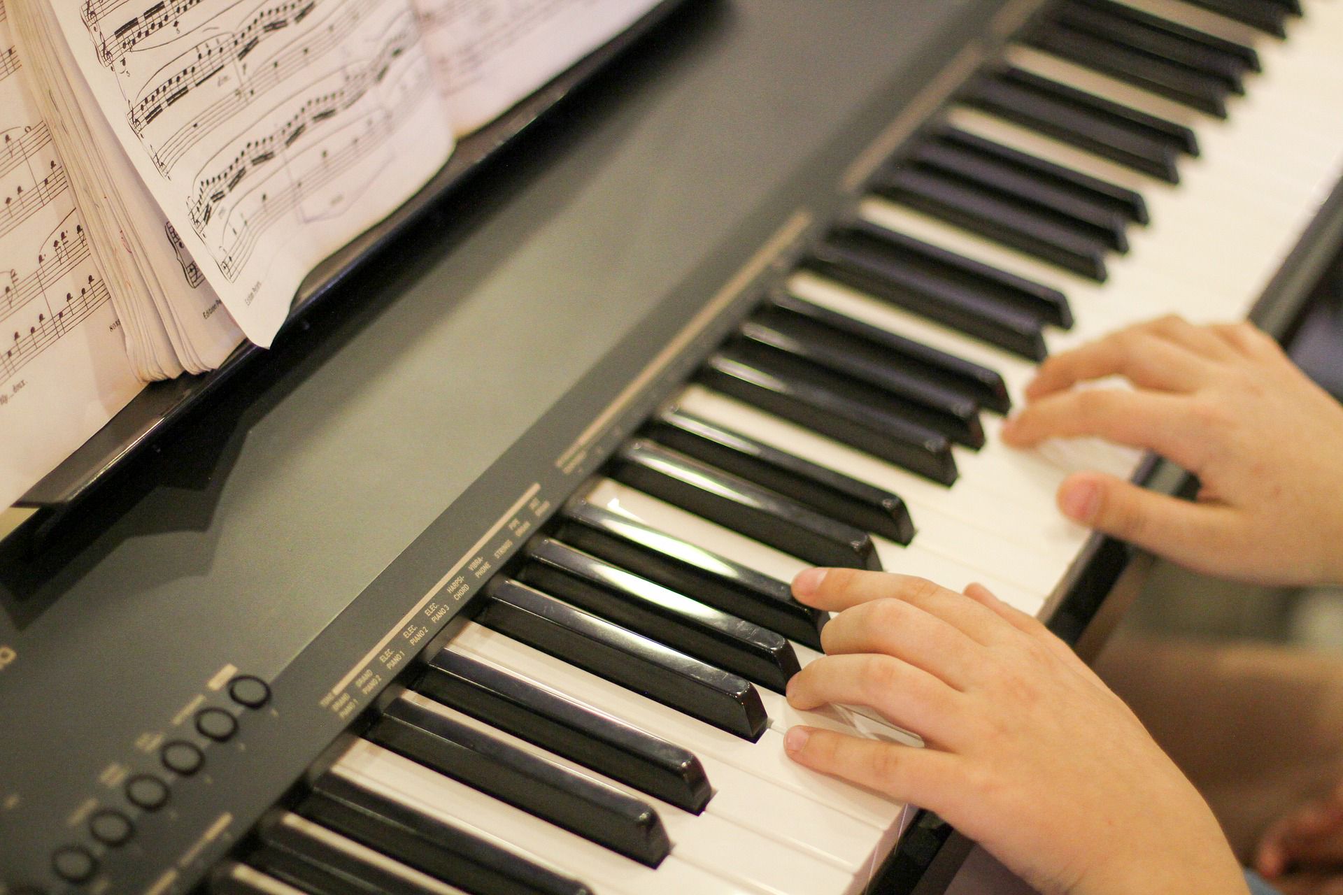 Музыкальный пианино играть. Фортепиано. Игра на пианино. Хобби фортепиано. Игра на фортепьяно.
