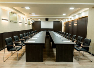 Конференц-зал: что нужно знать, какие встречи, тренинги, конференции там можно проводить, какое там должно быть оборудование, просто норме или конференц-отель? Конференц-зал: что нужно знать, какие встречи, тренинги, конференции там можно проводить, какое там должно быть оборудование, просто норме или конференц-отель?