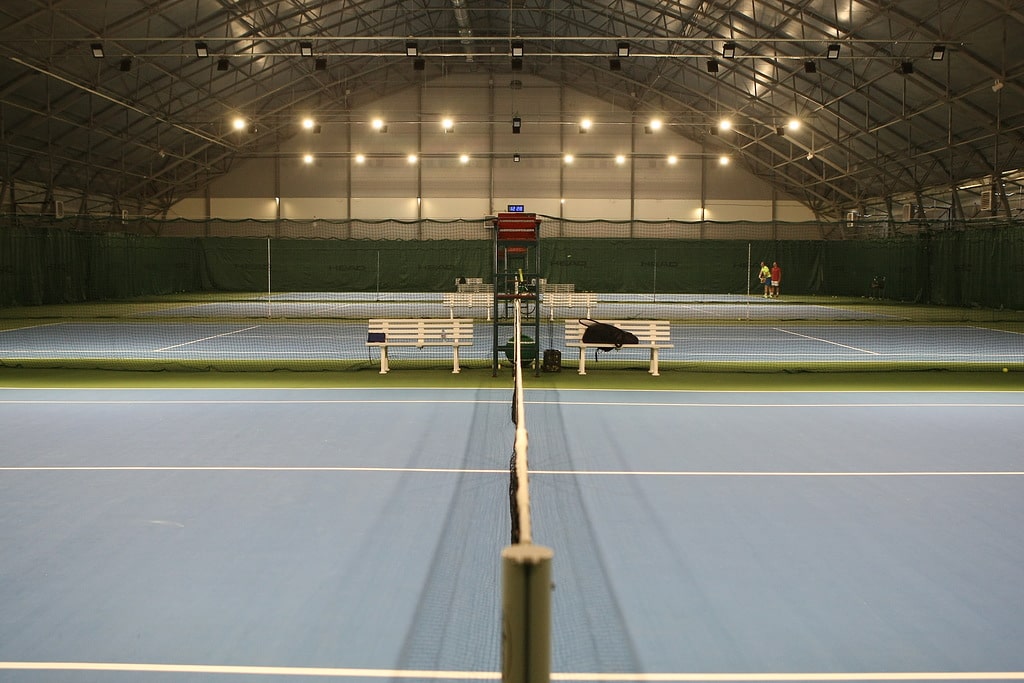 Теннисный корт под. Корт теннисный быстровозводимый. Каркасно тентовый теннисный корт. Теннис корт. Каркасно тентовые спортивные сооружения.