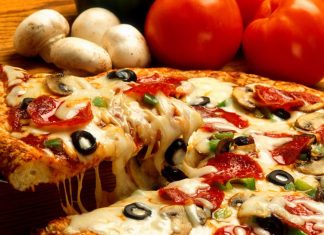 Пицца — любимое блюдо многих: как приготовить самому и заказать со скидкой