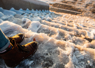 Эффективные способы обезопасить себя от скользких поверхностей