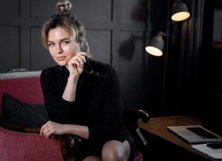 5 удачных поз для женской фотосессии в деловом стиле