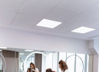 Проектуйте впевненість: чому фартуки та бейджі є невід’ємними атрибутами салонів краси