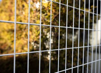 Для чего по периметру стройплощадки устанавливают ограждения