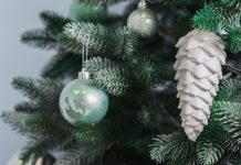 Искусственные комнатные елки: практичное украшение для праздника