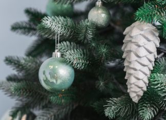 Искусственные комнатные елки: практичное украшение для праздника